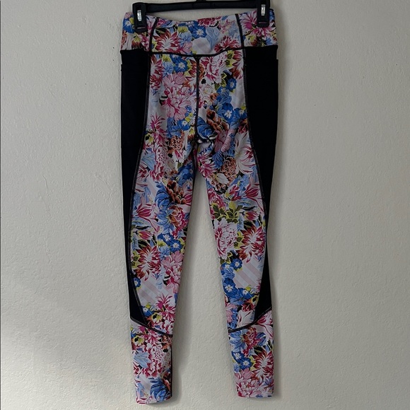 Like New! Victoria's Secret x Mary Katrantzou Floral Print Leggings in M - Picture 6 of 14